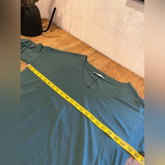 📍 FIG – Teal V-Neck Drawstring Hem Top (Size L) - Picture 6 of 7